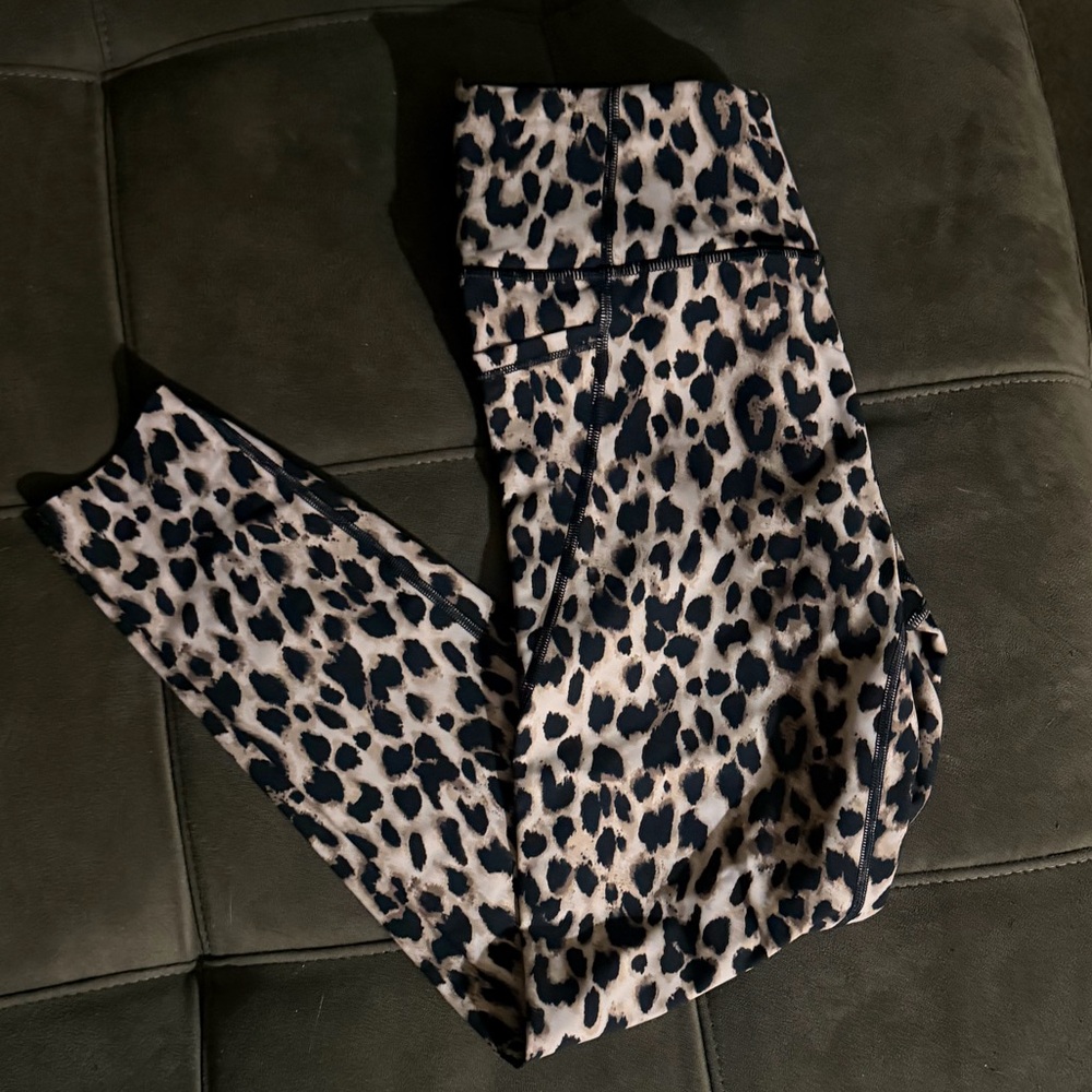 Victoriaâs Secret Leopard Performance Leggings